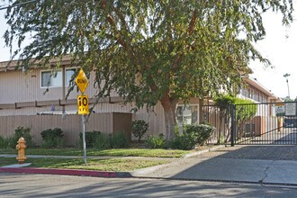 Sierra Village Apartments in Fresno, CA - Foto de edificio - Building Photo