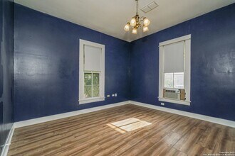 115 E Lambert St in San Antonio, TX - Building Photo - Building Photo
