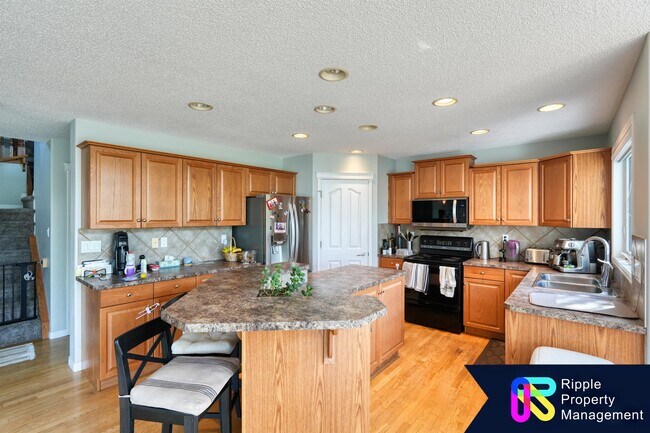 75 Cougarstone Way SW in Calgary, AB - Building Photo - Building Photo