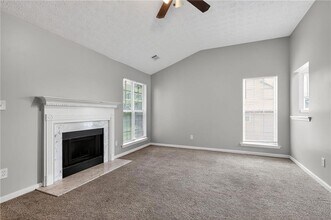 5470 Twin Lakes Dr in College Park, GA - Foto de edificio - Building Photo