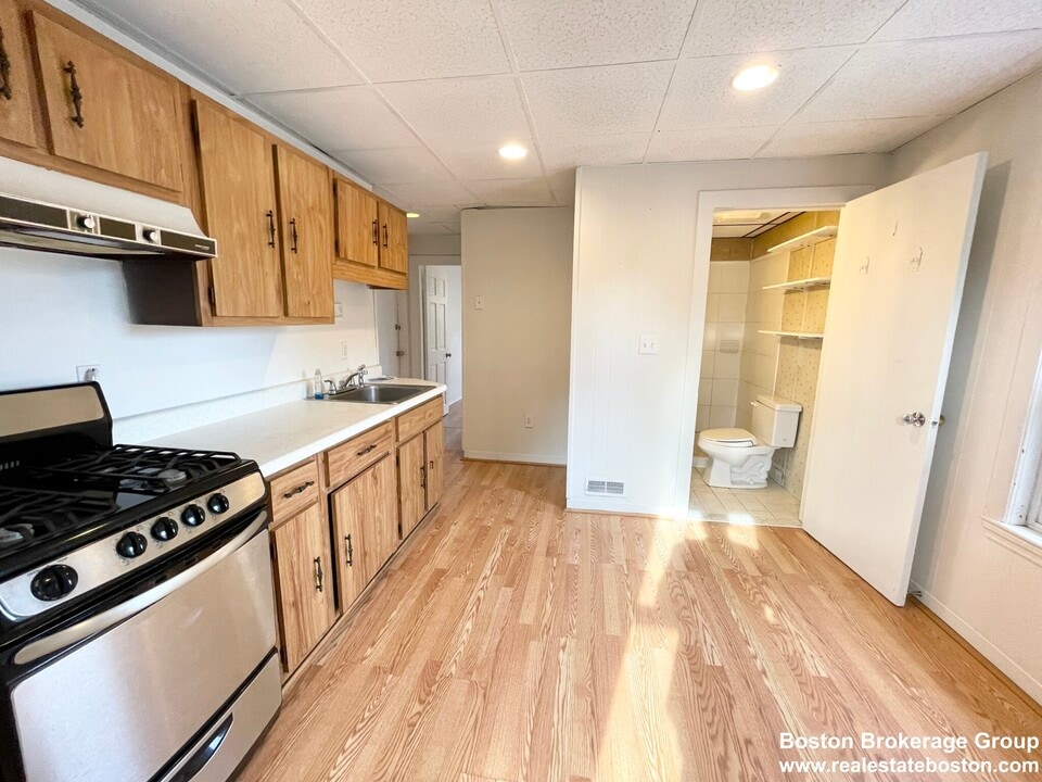 105 Buttonwood St, Unit 2 in Boston, MA - Building Photo