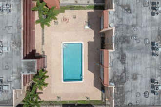 Royal Palmetto Condos in Hialeah, FL - Building Photo - Building Photo