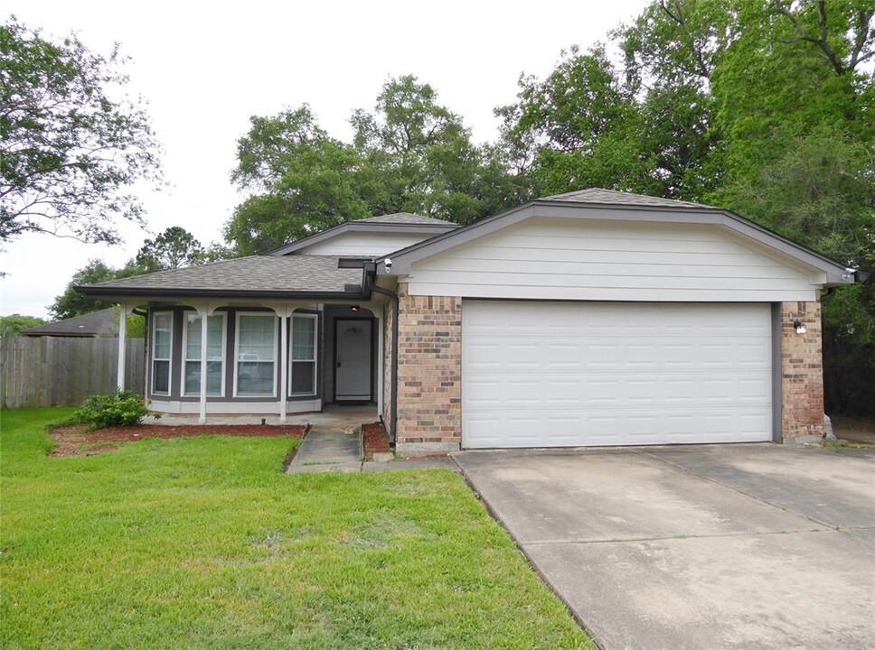 8126 Glorieta Dr in Houston, TX - Building Photo
