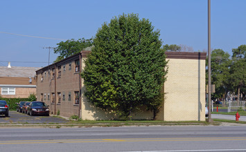 6100 S Harlem Ave in Summit, IL - Building Photo - Building Photo