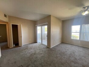 7255 W Sunset Rd in Las Vegas, NV - Building Photo - Building Photo