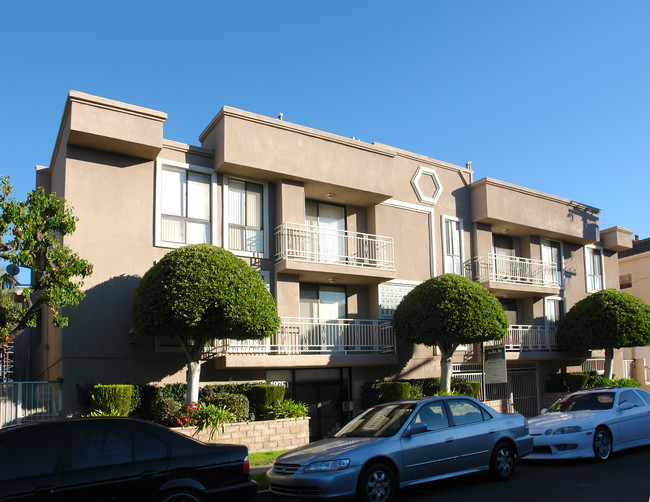 10761 Blix St in North Hollywood, CA - Foto de edificio - Building Photo