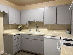 2706 Voorhees Ave in Redondo Beach, CA - Building Photo - Building Photo