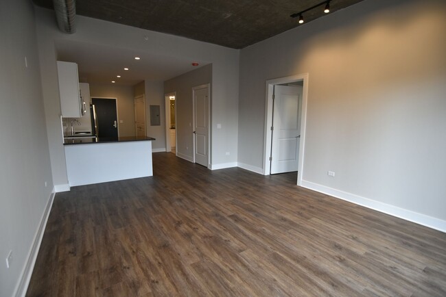 3832 N Broadway St, Unit 406 in Chicago, IL - Building Photo - Building Photo