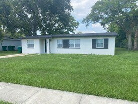 2951 Northland Rd in Mount Dora, FL - Building Photo