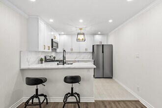 3123 W 60th St, Unit B in Los Angeles, CA - Building Photo - Building Photo