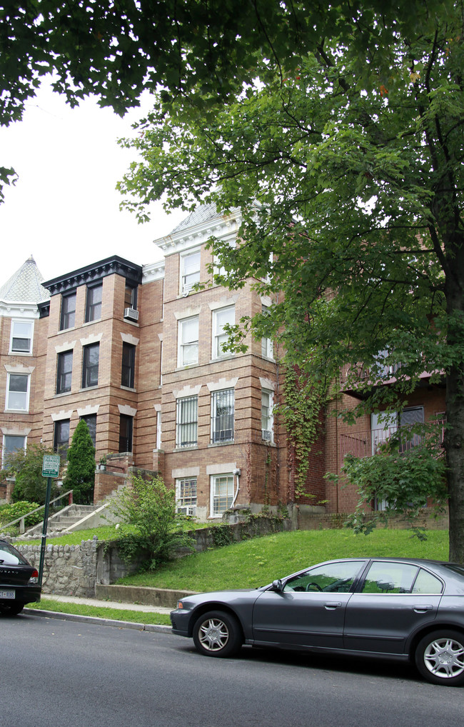 1682 Irving St NW in Washington, DC - Foto de edificio - Building Photo