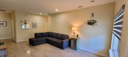 11321 Hunnewell Ave in Los Angeles, CA - Foto de edificio - Building Photo