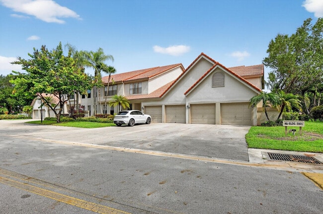 5801 Coach House Cir in Boca Raton, FL - Building Photo - Building Photo