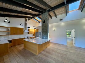 156 Muerdago Rd in Topanga, CA - Building Photo