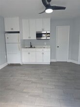 9321 SW 26th St in Miami, FL - Building Photo - Building Photo