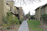 Sunset Apartments in Kerman, CA - Foto de edificio - Building Photo