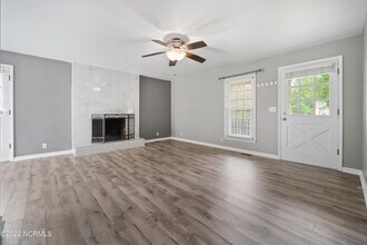 206 Lorraine Ct in Jacksonville, NC - Foto de edificio - Building Photo