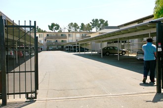 Islander Apartments in East Palo Alto, CA - Building Photo - Building Photo