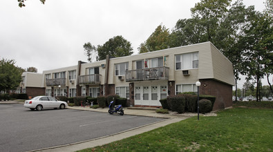 Jefferson Woods Apartments in Port Jefferson, NY - Building Photo - Building Photo