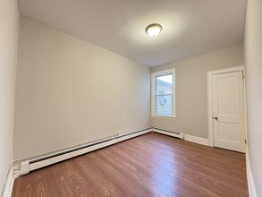 27 Eastern Pky, Unit 4 in Jersey City, NJ - Building Photo - Building Photo