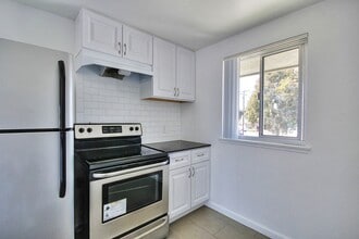 6696 Del Playa Dr in Isla Vista, CA - Building Photo - Building Photo