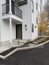 4614 N Iota Ln in Garden City, ID - Foto de edificio - Building Photo