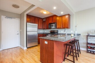 2300 N Commonwealth Ave, Unit 6E in Chicago, IL - Building Photo - Building Photo