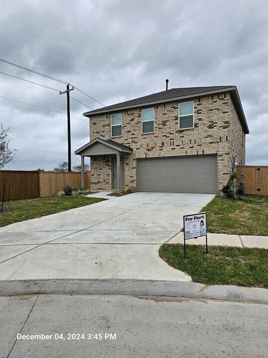 1503 Gentle Wind Ct in Angleton, TX - Building Photo