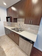 536 N Sweetzer Ave, Unit 3 in Los Angeles, CA - Foto de edificio - Building Photo