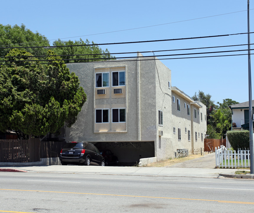 7012 Woodley Ave in Van Nuys, CA - Building Photo