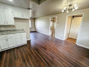 305 Larkspur St in Victoria, TX - Building Photo - Building Photo