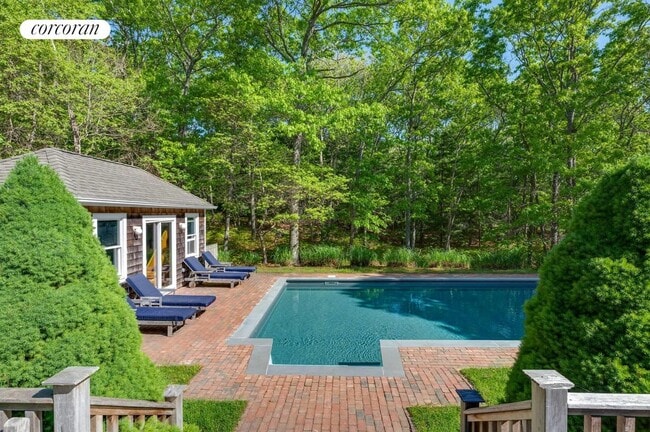 property at 3 Hollow Tree Ln