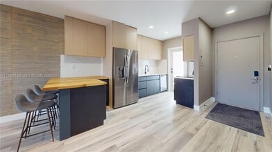 13105 Ixora Ct in North Miami, FL - Foto de edificio - Building Photo