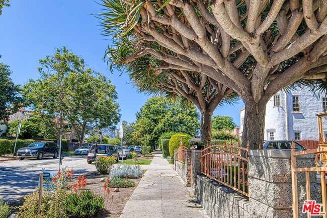 500 N Harper Ave in Los Angeles, CA - Building Photo - Building Photo