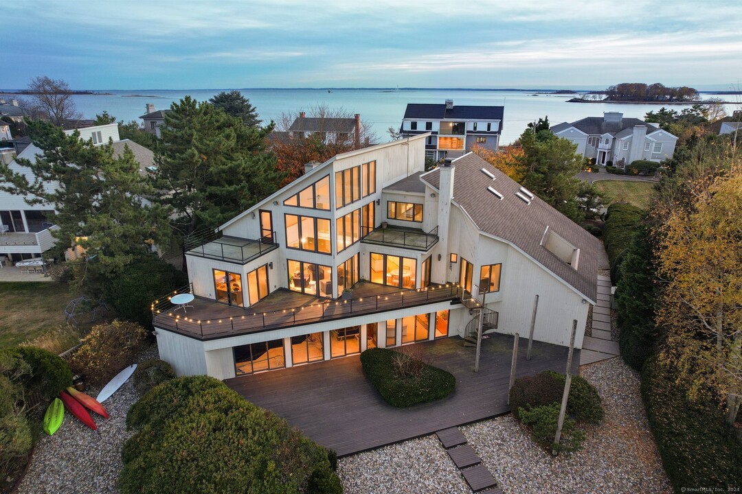 10 Surf Rd in Westport, CT - Building Photo