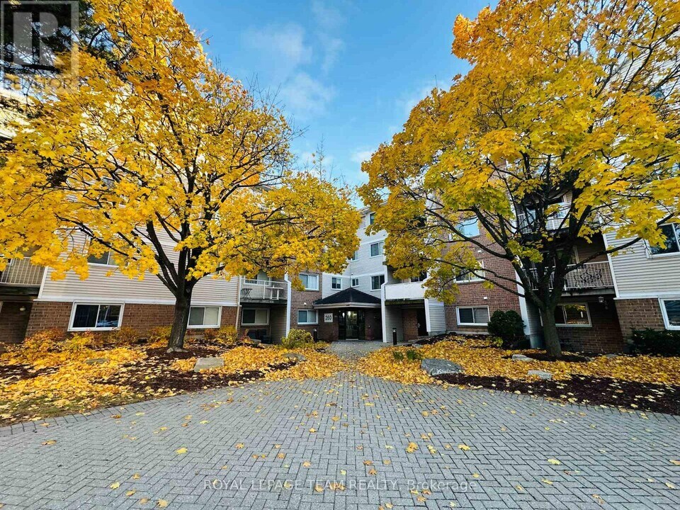260 Brittany Dr in Ottawa, ON - Building Photo