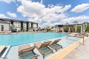 10800 Colonial Gtwy Dr in Ft. Myers, FL - Building Photo