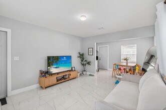 614 N E St in Lake Worth Beach, FL - Building Photo - Building Photo