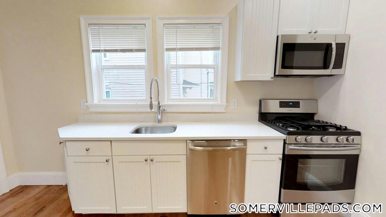 8 Claremon St in Somerville, MA - Building Photo