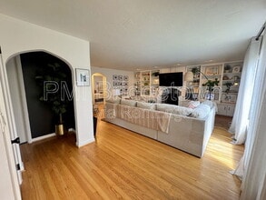 7807 SW Birch St in Portland, OR - Building Photo - Building Photo
