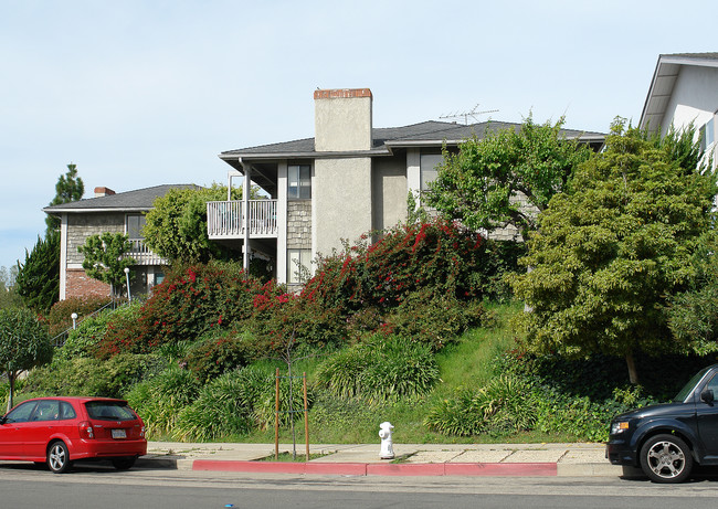 800-808 Amigos Way in Newport Beach, CA - Foto de edificio - Building Photo