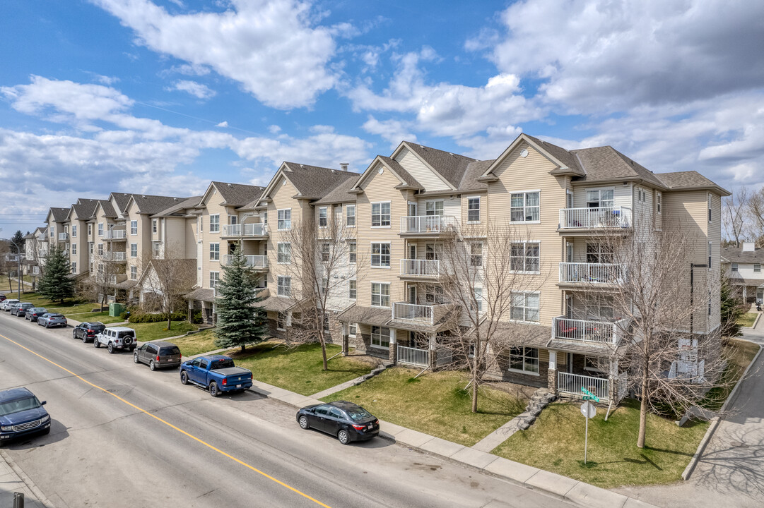 2000 Applevillage Crt SE in Calgary, AB - Building Photo