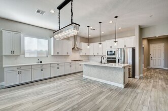 7466 Hadnot St in Las Vegas, NV - Foto de edificio - Building Photo