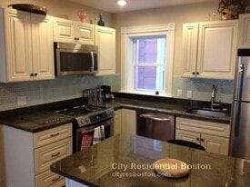 695 E 6th St, Unit 1 in Boston, MA - Building Photo