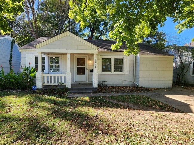 property at 1419 S Roanoke Ave
