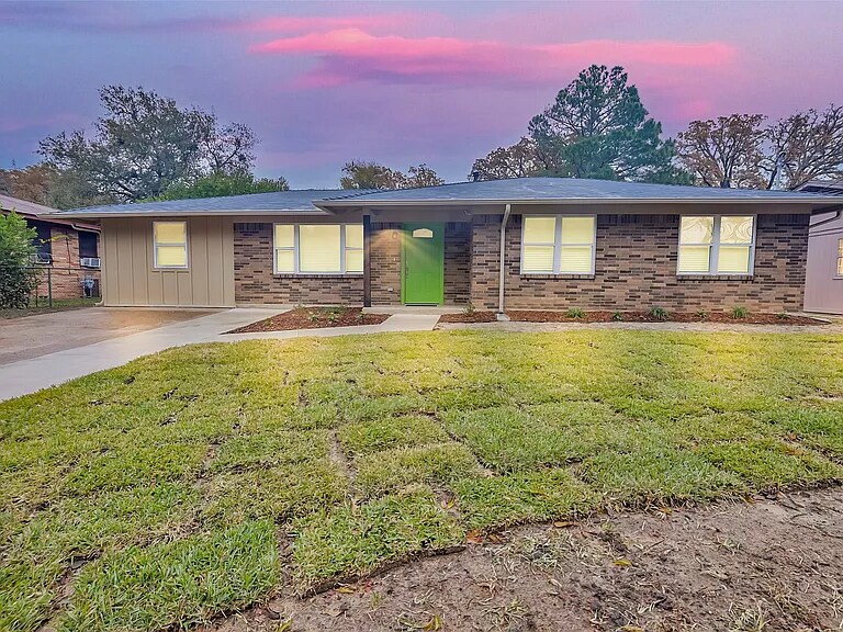 1110 3rd St in Athens, TX - Building Photo