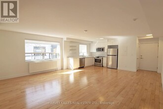 2901-2901 St Clair Ave E in Toronto, ON - Building Photo - Building Photo