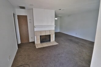 4504 N Valentine Ave in Fresno, CA - Foto de edificio - Building Photo