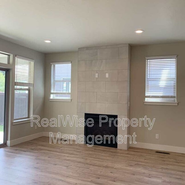 63105 NW Via Cambria in Bend, OR - Building Photo - Building Photo