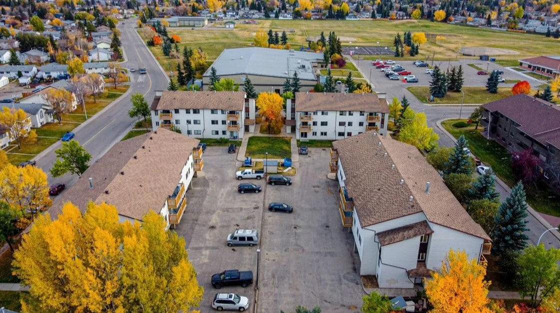 8111-8196 96 St in Grande Prairie, AB - Building Photo